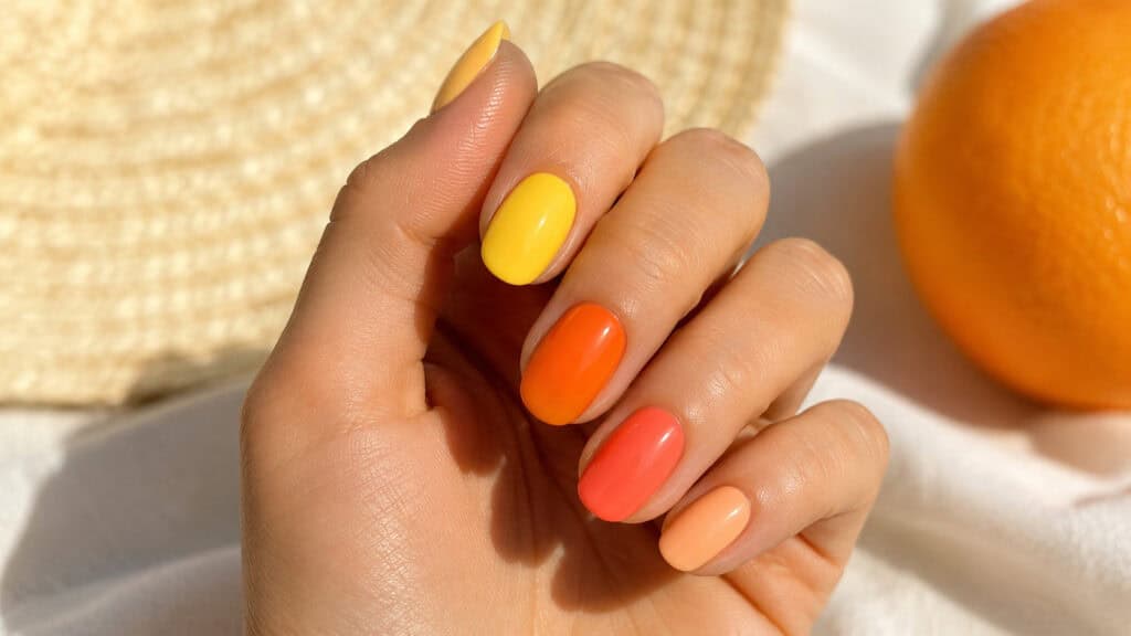 nails giallo corallo e arancione